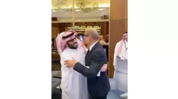 تركي آل الشيخ يحتضن عمرو دياب ويسميه الأسطورة الحية